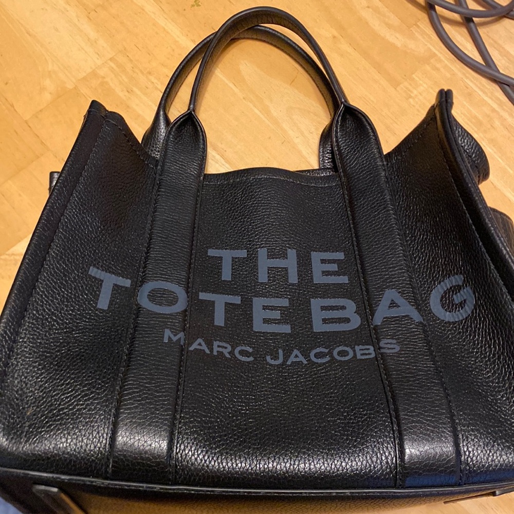 Marc Jacobs the leather tote bag